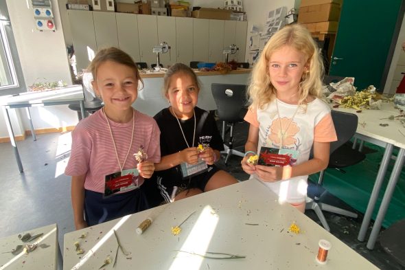 Thea, Viktoria und Chiara basteln mit Trockenblumen