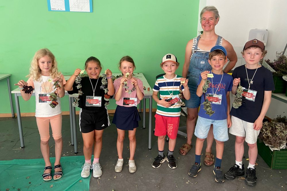 Chiara, Viktoria, Thea, Finn, Lionel und Lars mit Kursleiterin Sandra Ganser