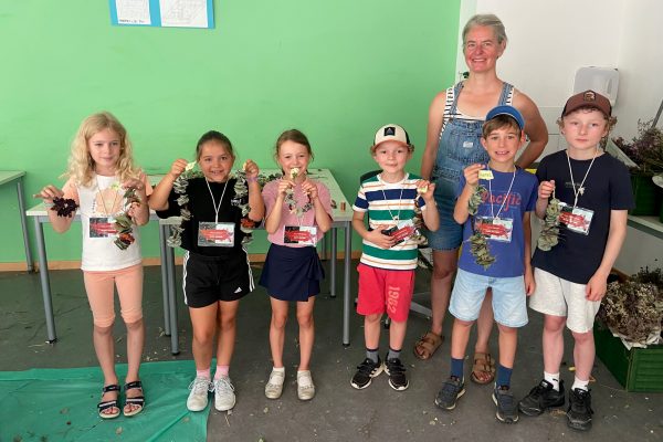 Chiara, Viktoria, Thea, Finn, Lionel und Lars mit Kursleiterin Sandra Ganser