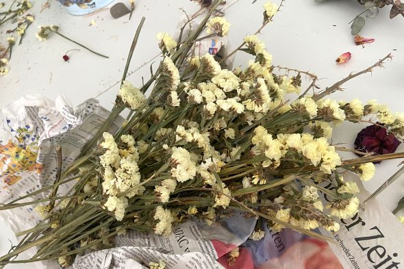 Trockenblumenstrauß wartet auf die Weiterverarbeitung