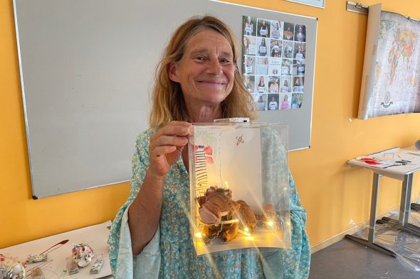 Gaby Vello zeigt die Nachttischlampe mit Plüschtier