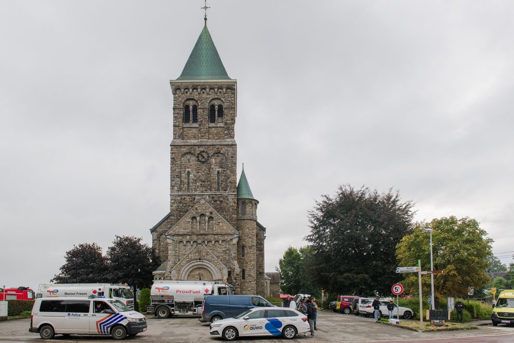 Kirche in Sourbrodt, davor steht unter anderem ein Polizeiauto