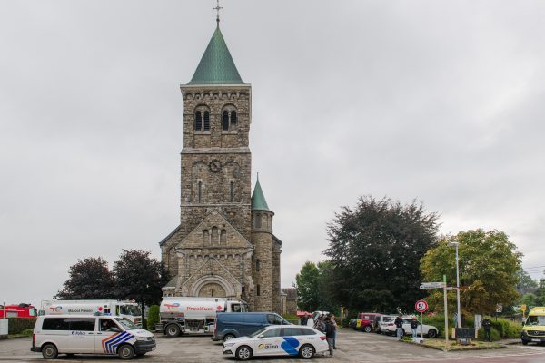 Kirche in Sourbrodt, davor steht unter anderem ein Polizeiauto