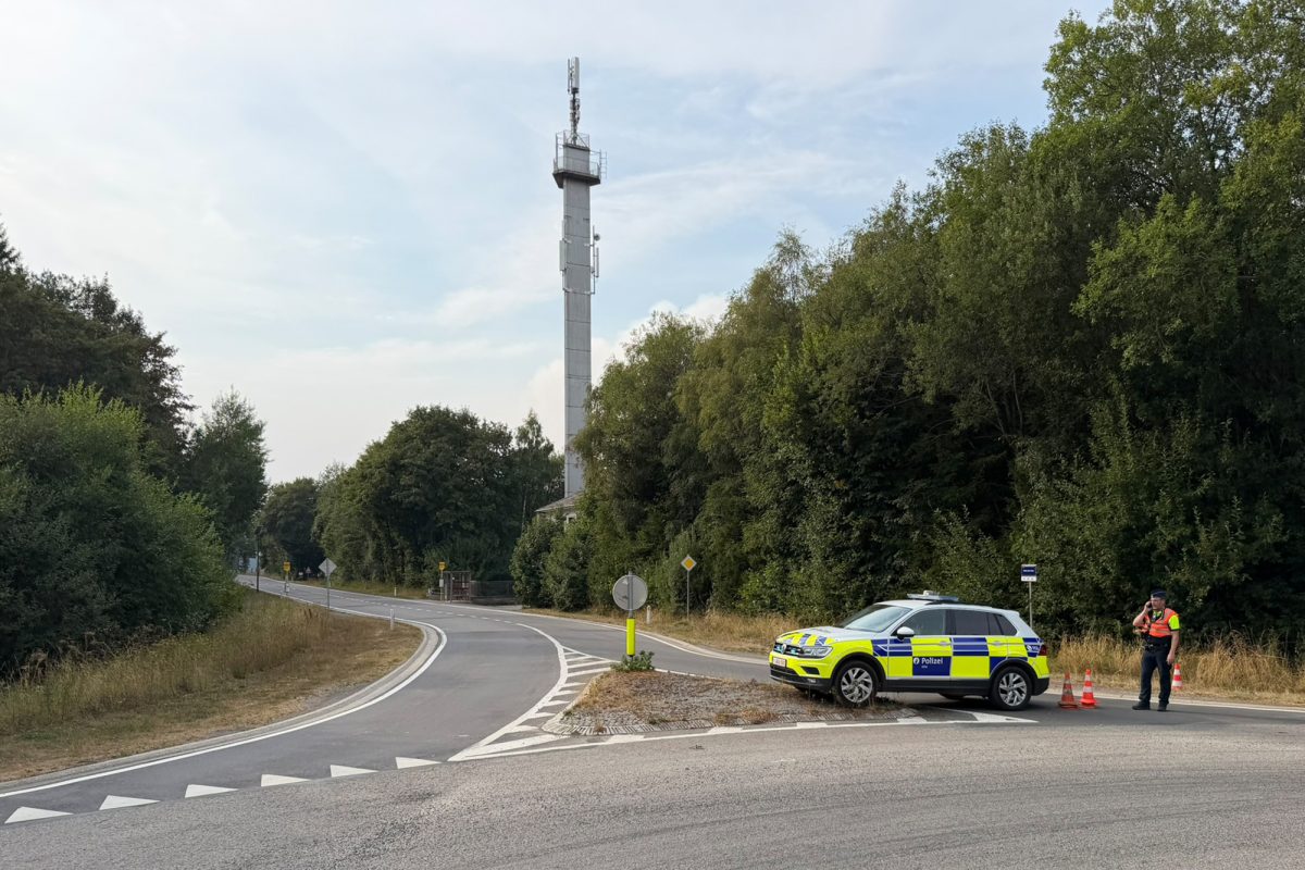 Am Kreisverkehr Lager Elsenborn ist die Durchfahrt nach Sourbrodt blockiert (