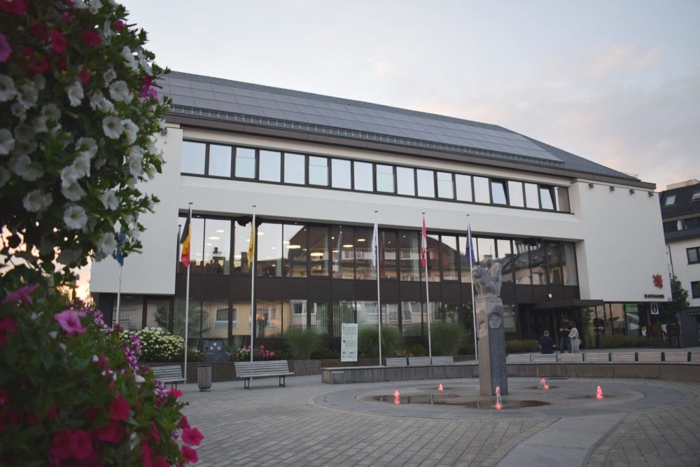 St. Vith Rathaus mit Blumen