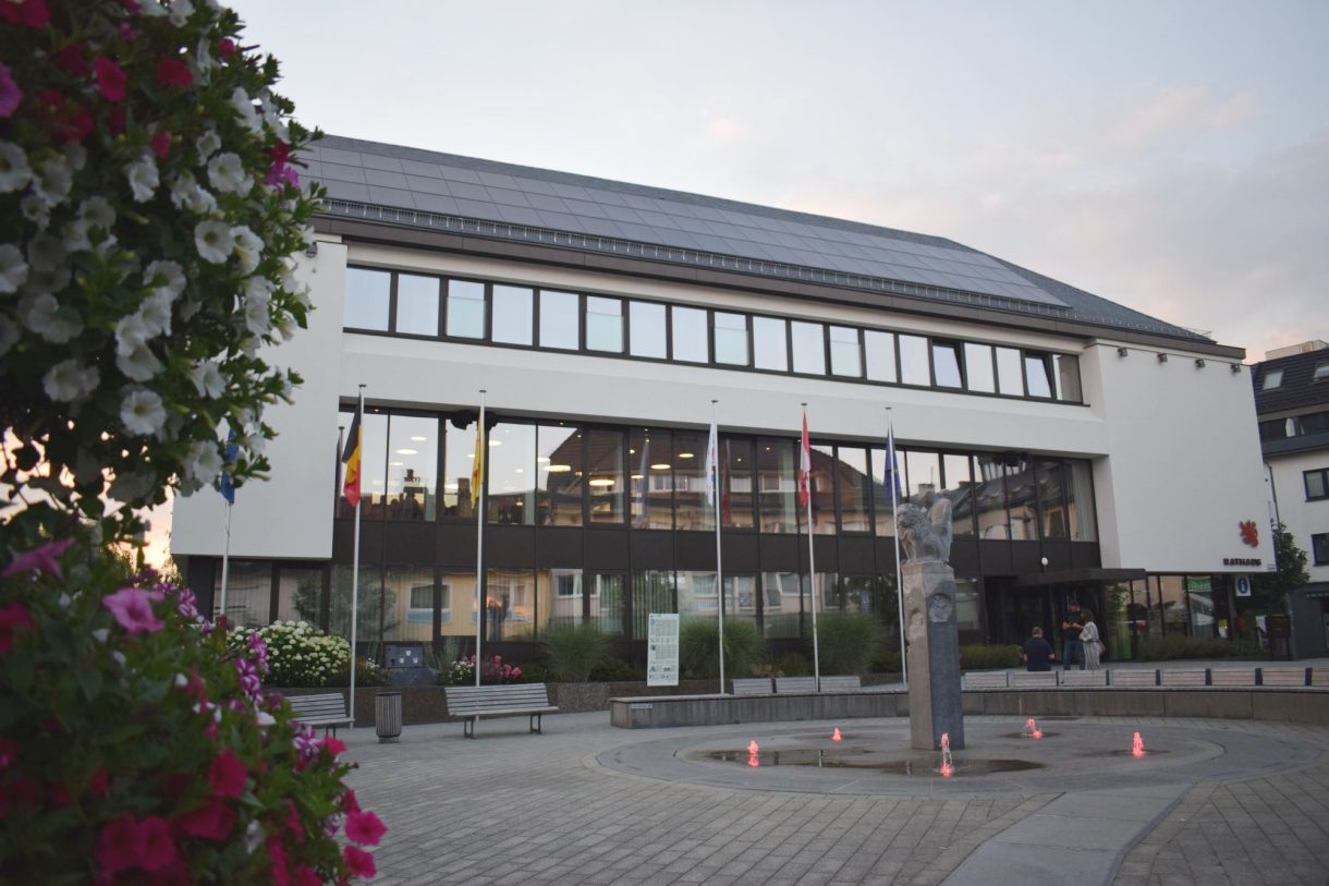 St. Vith Rathaus mit Blumen
