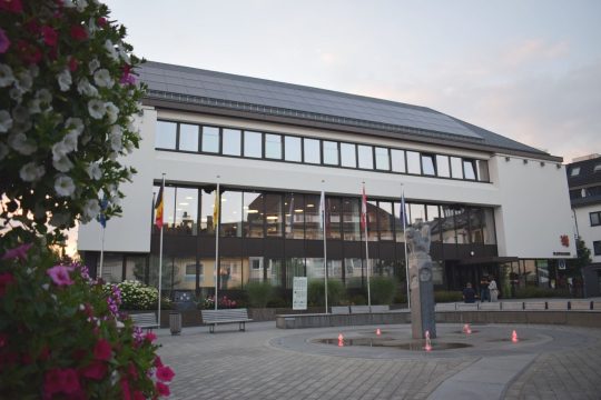 St. Vith Rathaus mit Blumen