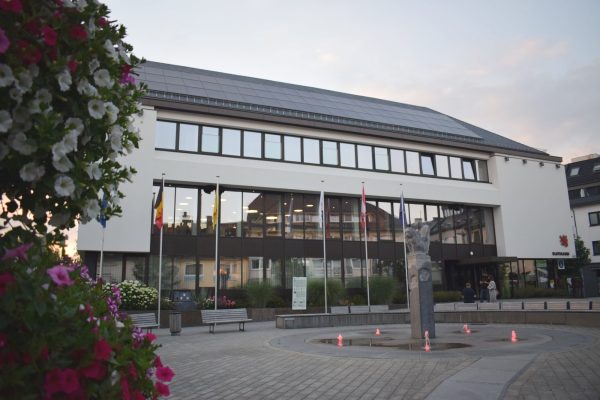 St. Vith Rathaus mit Blumen