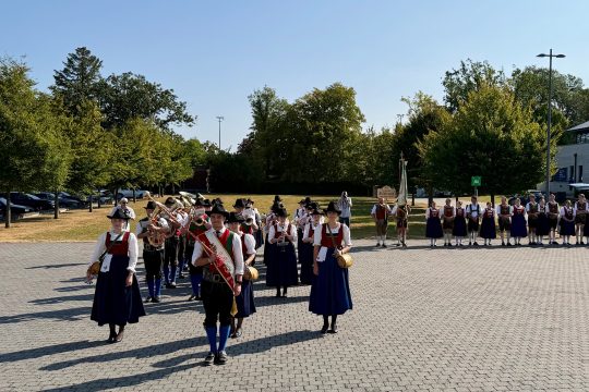 Einer der teilnehmenden Vereine bei der Ankunft des Umzugs am Parlament