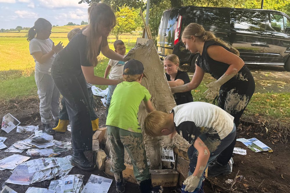 Kinder bauen einen Papierofen