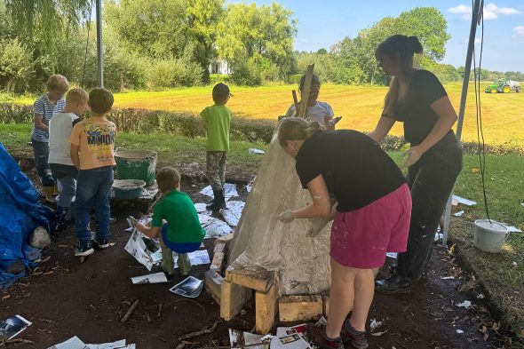 Kinder bauen einen Papierofen