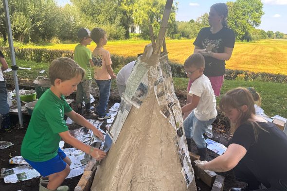 Kinder bauen einen Papierofen