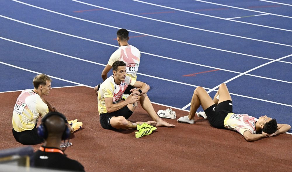 Nach dem knapp verpassten Podiumsplatz sitzen die vier belgischen Läufer enttäuscht auf der Piste