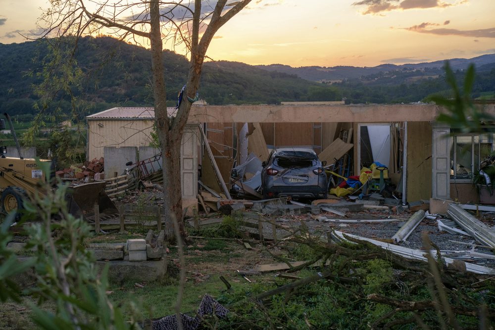 Beschädigtes Haus nach Tornado in der südfranzösischen Gemeinde Pomas