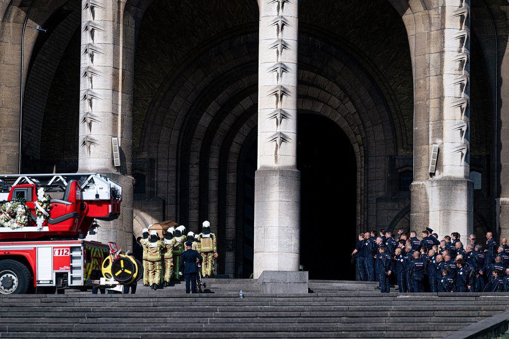 Eingang der Basilika von Koekelberg mit Feuerwehrauto und Feuerwehrleuten