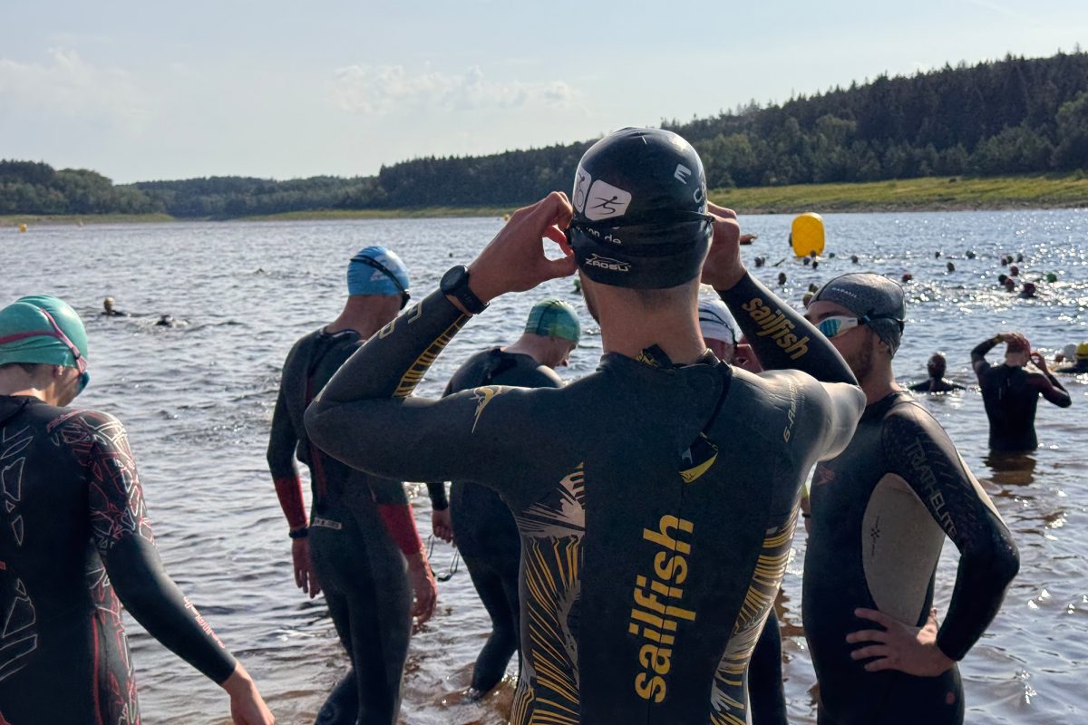 Die Triathleten gehen beim Start ins Wasser