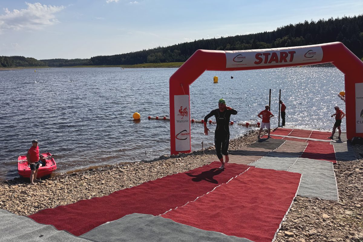 Triathlet kommt aus dem Wasser heraus und ist in der Wechselzone