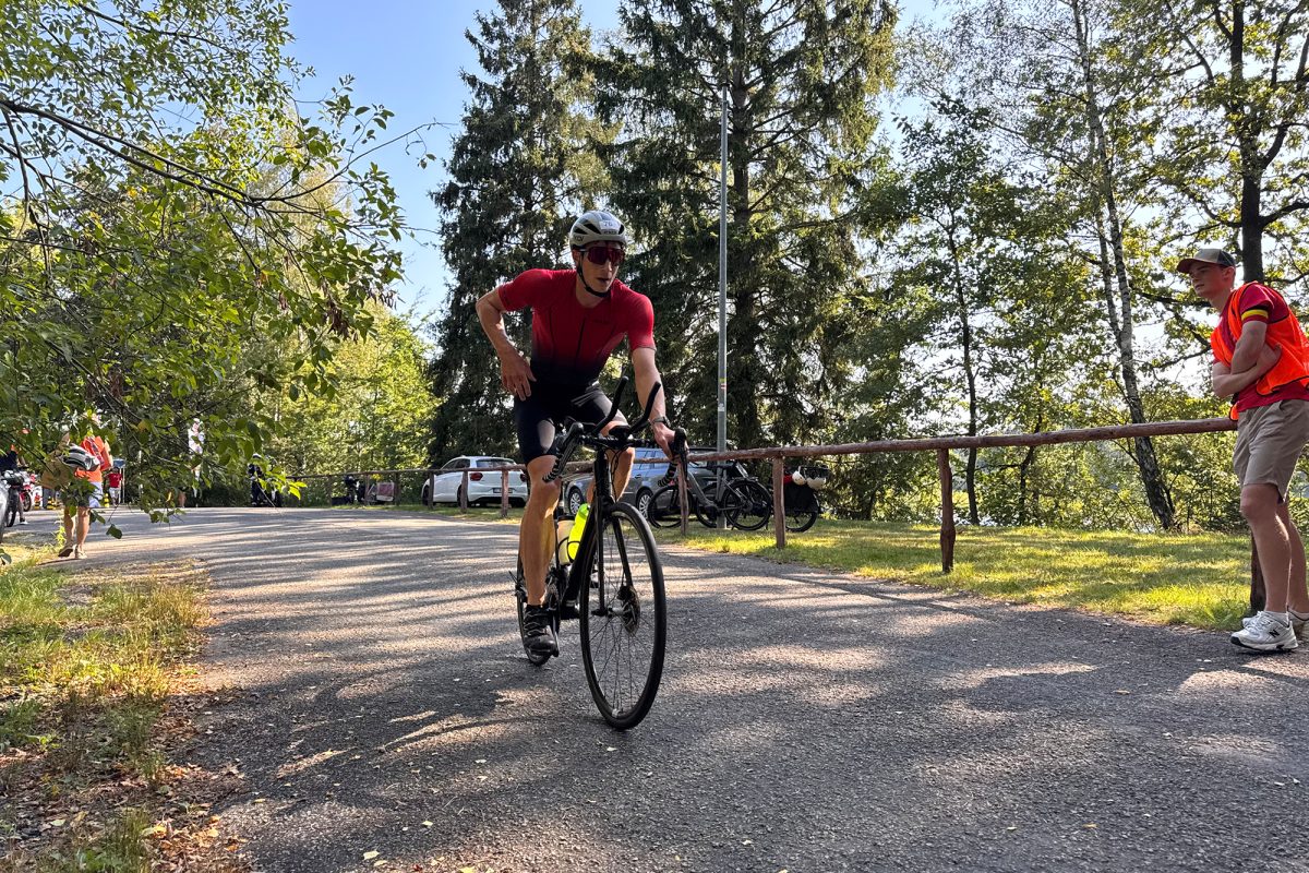 Triathlet ist mit dem Fahrrad auf der Strecke