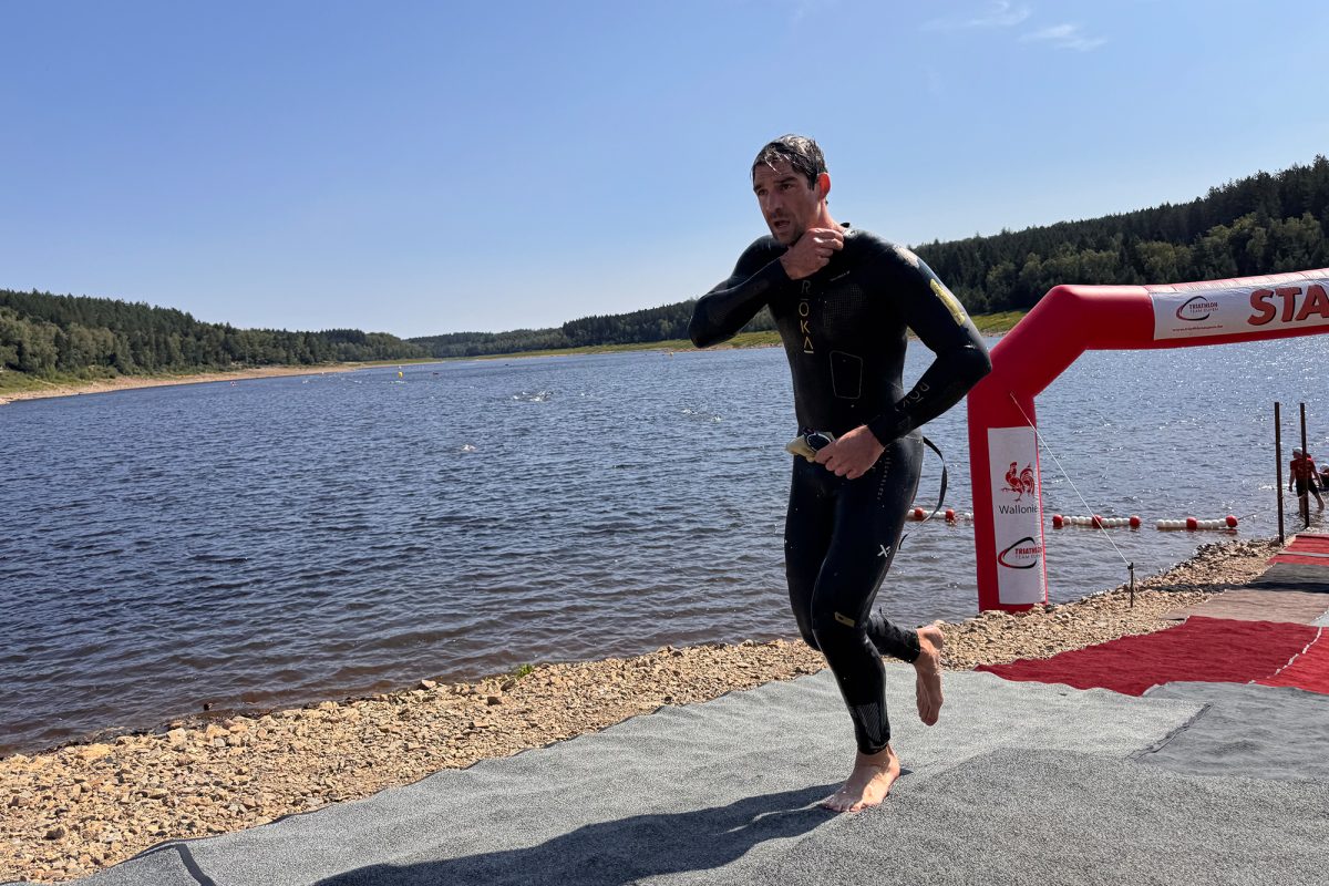 Triathlet kommt aus dem Wasser heraus und ist in der Wechselzone