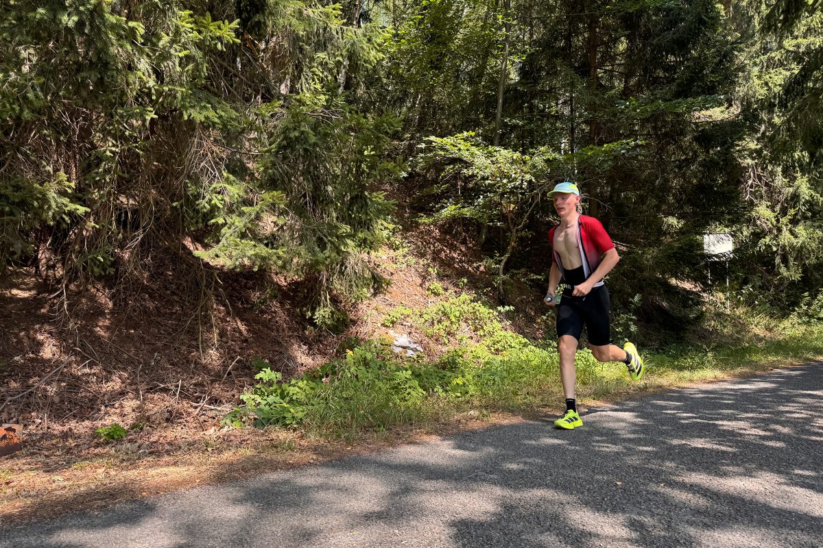 Triathlet ist auf der Laufstrecke