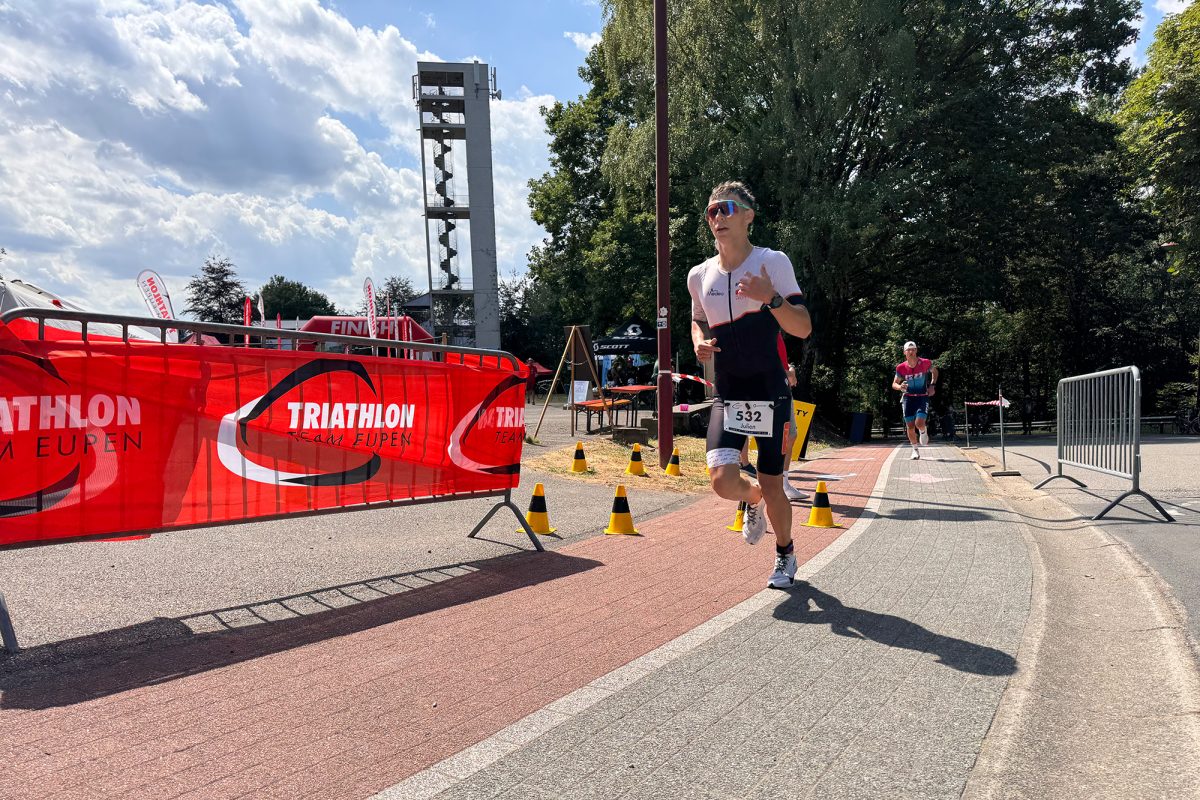 Triathlet ist auf der Laufstrecke