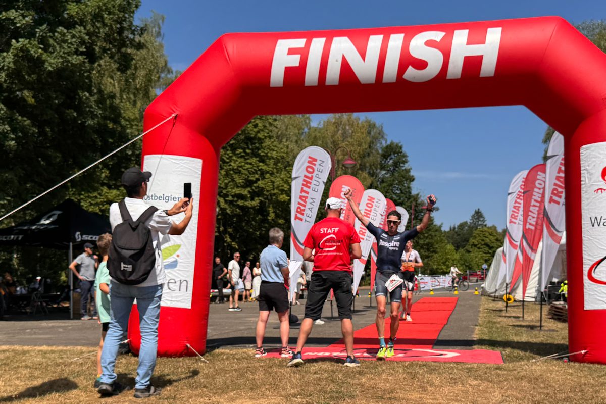 Triathlet kommt im Ziel an