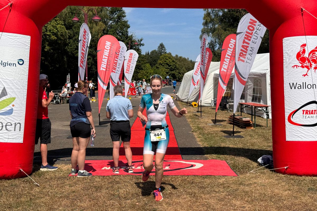 Triathletin Romy Schröder kommt im Ziel an