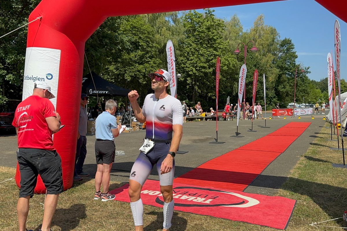 Triathlet Joris Aerden kommt im Ziel an