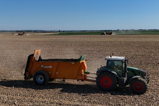 Traktor auf einem trockenen Feld