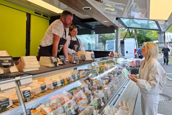 Schöffin Joëlle Birnbaum-Köttgen im Gespräch mit Händlern auf dem Wochenmarkt in Eupen