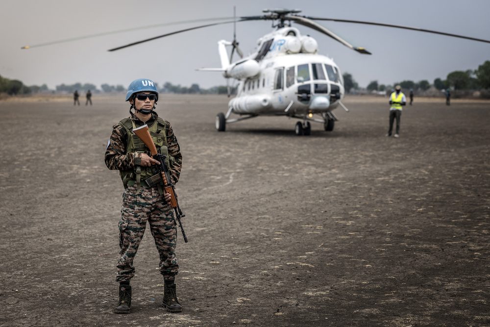 UN-Blauhelmsoldat steht vor Hubschrauber im Südsudan
