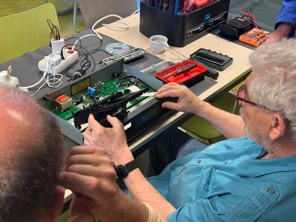 Ehrenamtliche des Repair-Cafés Hauset bei der Arbeit