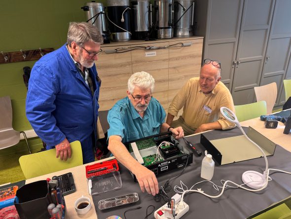 Ehrenamtliche des Repair-Cafés Hauset bei der Arbeit