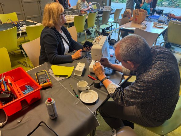 Ehrenamtliche des Repair-Cafés Hauset bei der Arbeit