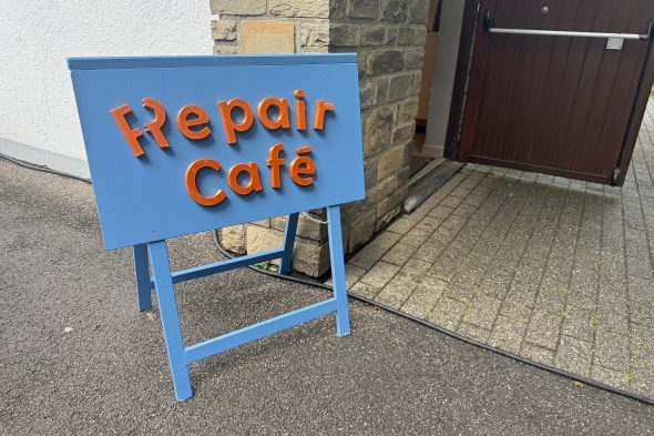 Eingangsschild Repair-Café in Hauset