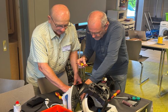 Ehrenamtliche des Repair-Cafés Hauset bei der Arbeit