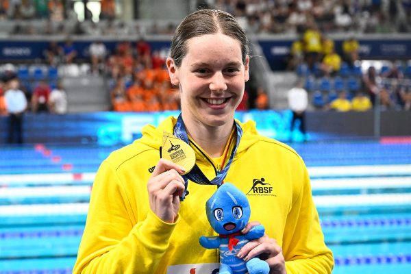 Roos Vanotterdijk zeigt ihre Goldmedaille