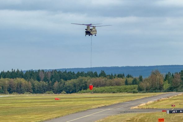Löschhubschrauber mit Wasserbeutel