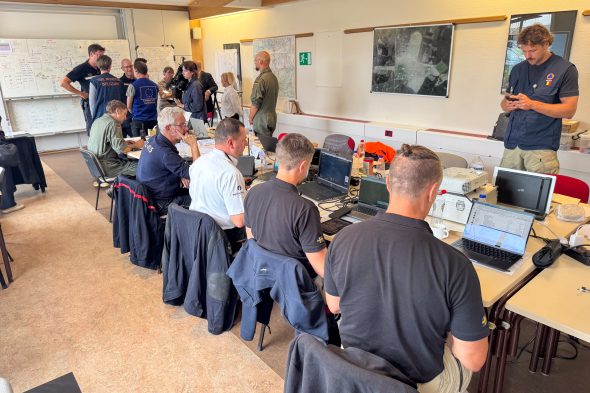 Menschen arbeiten in der Koordinationszentrale