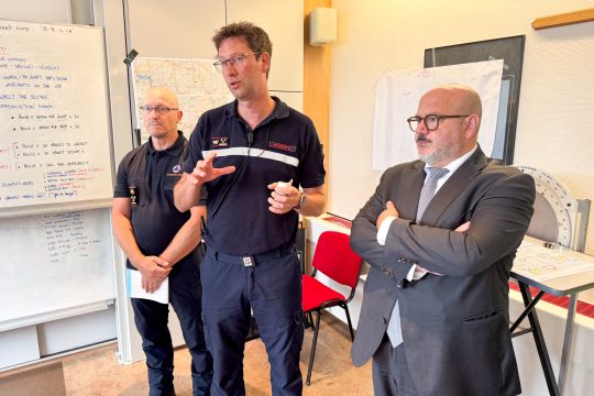 Innenminister Quintin zu Besuch in der Koordinationszentrale der Luftlöscharbeiten in Spa