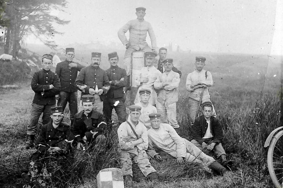 Belgische Soldaten des 14. Linienregiments links und preußische Soldaten rechts an der Grenze (vermutlich vor der Baraque Michel) während des Brandes von 1911