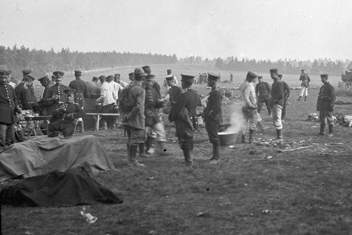 Lager preußischer Soldaten hinter dem Gasthaus "Mont Rigi" während des Brandes von 1911