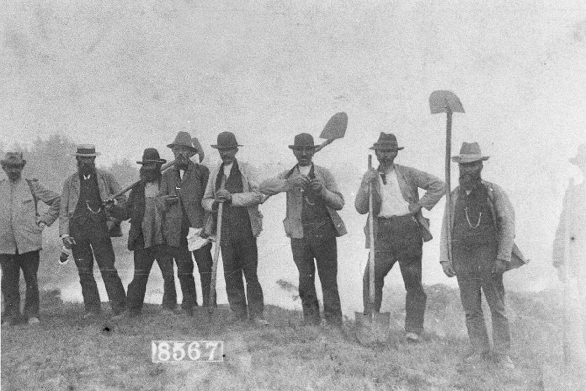 Feuerwehrleute mit Schaufeln ausgerüstet während des Brandes von 1911