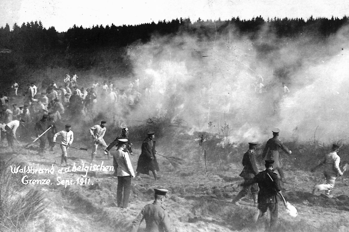 Preußische Soldaten, die versuchen, das Feuer durch Aufschütten von Erde zu ersticken
