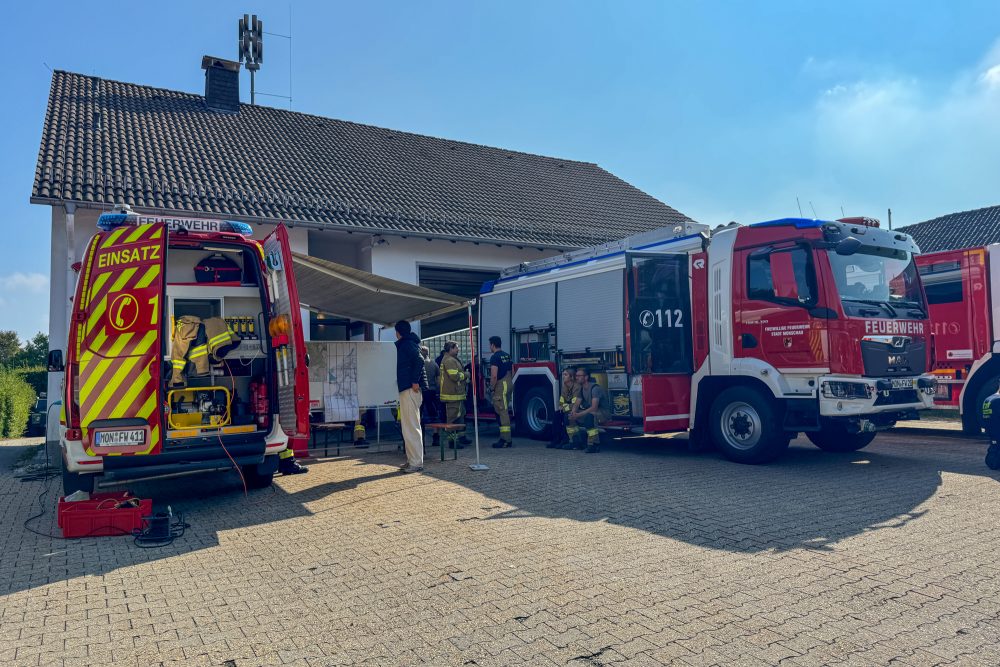 Einsatzfahrzeuge der Aachener Feuerwehren am Sonntag in Kalterherberg