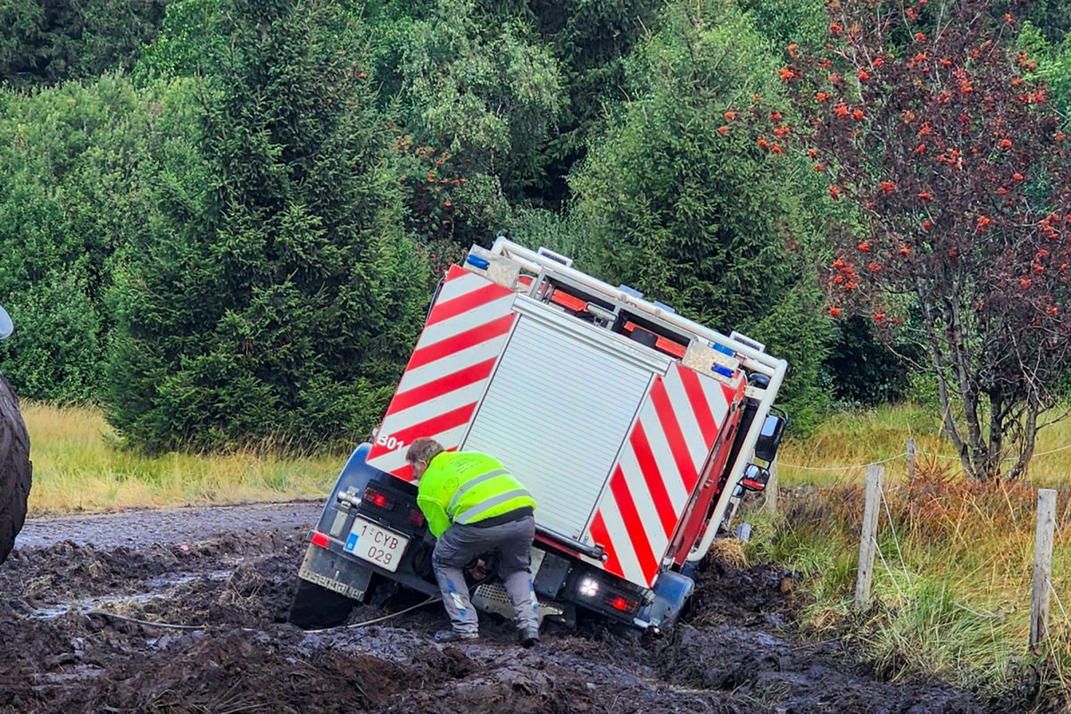 Einsatzfahrzeug bleibt im Matsch stecken