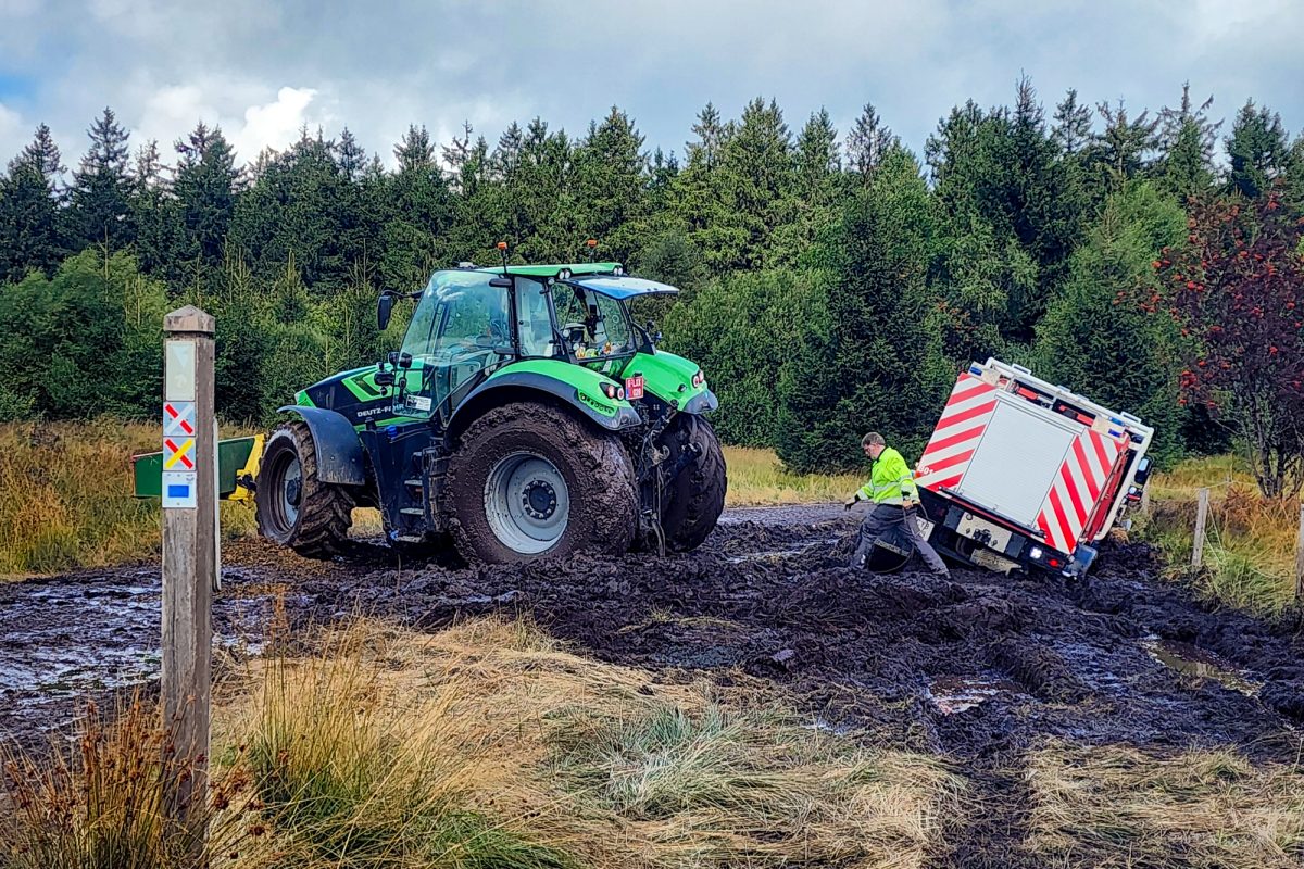 Einsatzfahrzeug bleibt im Matsch stecken