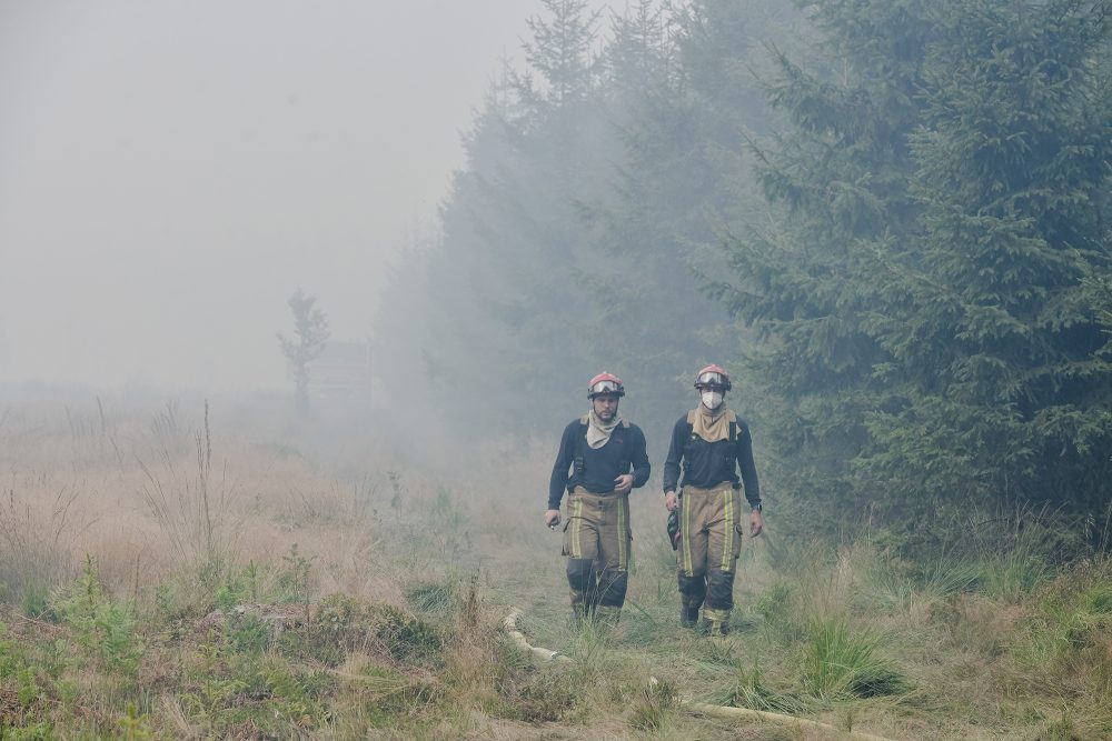 Feuerwehrleute im Hohen Venn, in der Nähe des Kommandozentrums in Sourbrodt