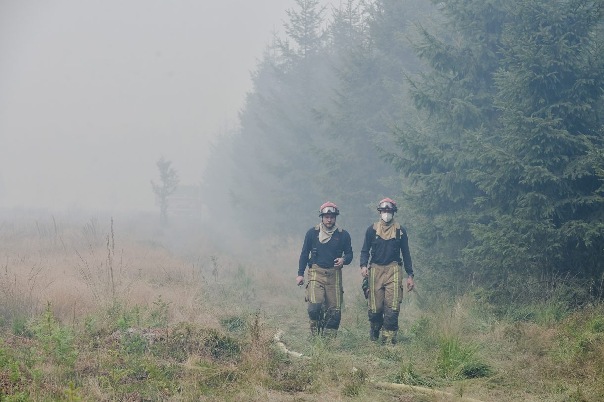 Feuerwehrleute im Hohen Venn, in der Nähe des Kommandozentrums in Sourbrodt