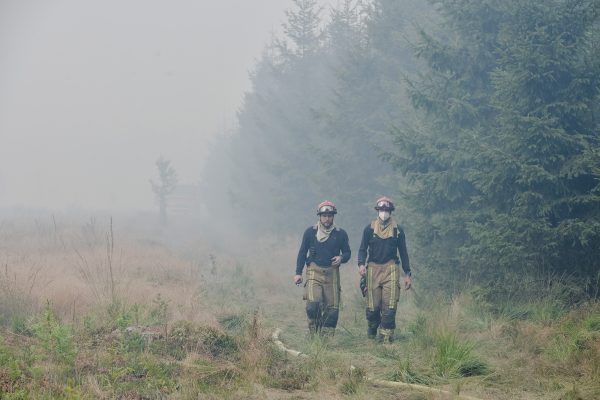 Feuerwehrleute im Hohen Venn, in der Nähe des Kommandozentrums in Sourbrodt